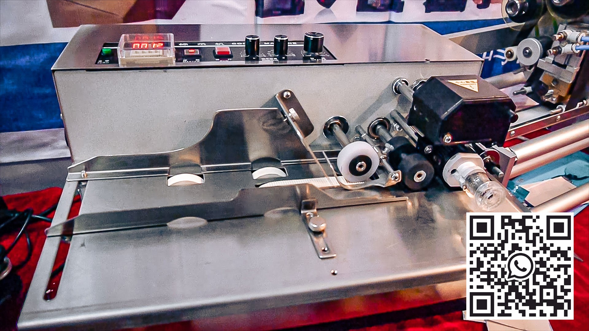 Peralatan otomatis untuk mencetak umur simpan pada bahan gulungan