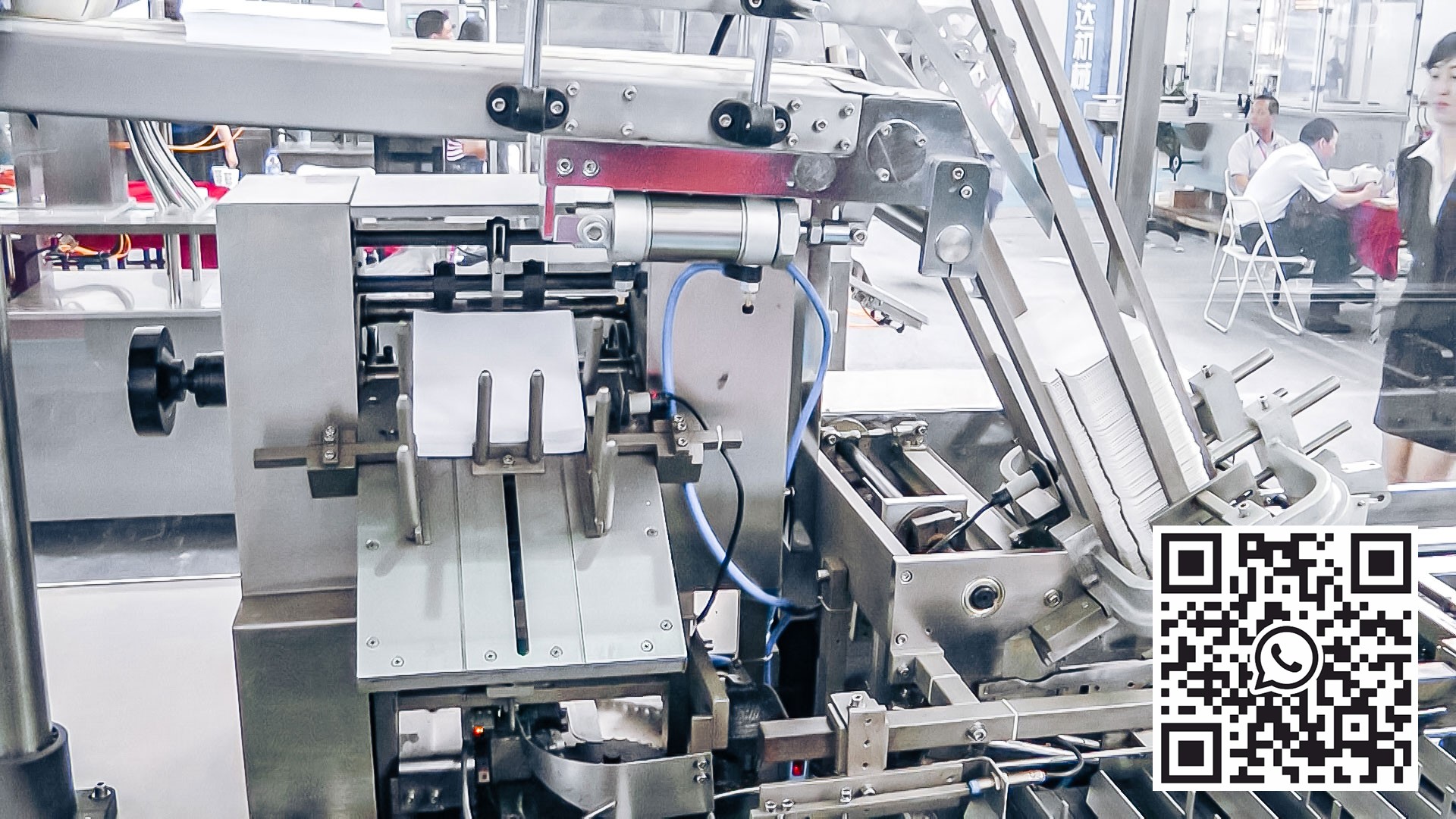 Peralatan pengemasan blister otomatis dalam kotak karton di produksi farmasi Belgia