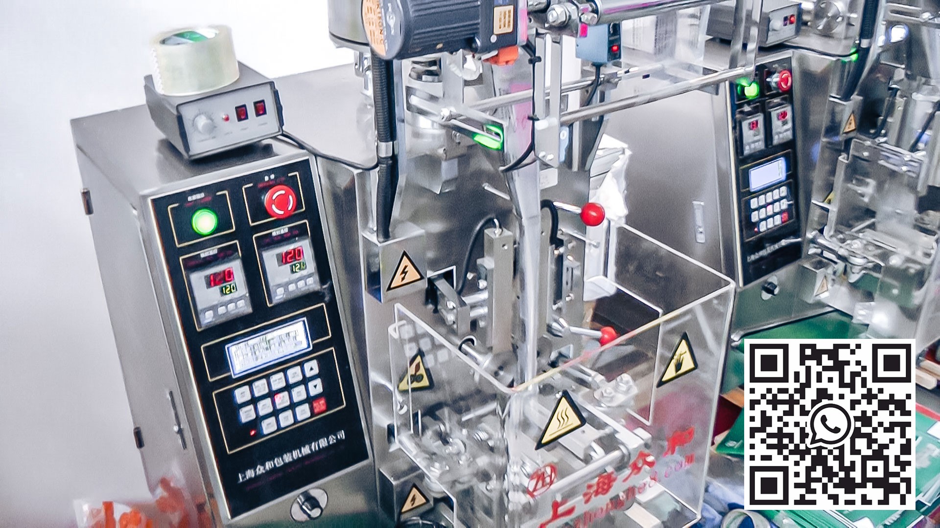 Peralatan otomatis untuk mengemas produk massal ke dalam tas dalam produksi farmasi