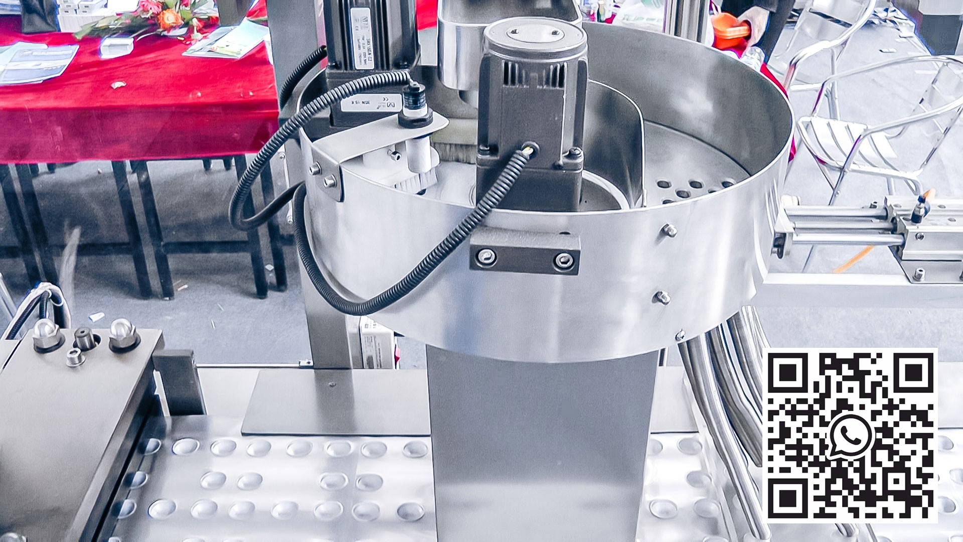 Peralatan otomatis untuk mengemas tablet oval menjadi lepuh aluminium dalam produksi farmasi