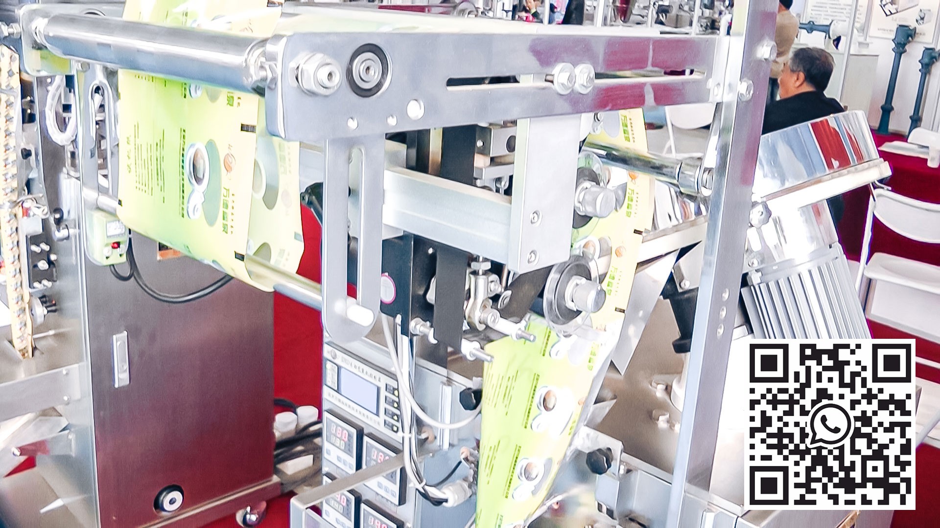 Peralatan otomatis untuk mengemas bubuk dan butiran ke dalam kantong plastik di produksi farmasi Brasil