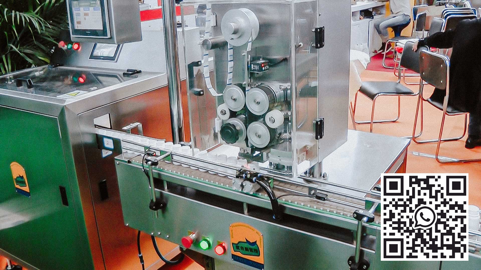 Attrezzatura automatica per il confezionamento di sacchetti di gel di silice in bottiglie di plastica con capsule di gelatina