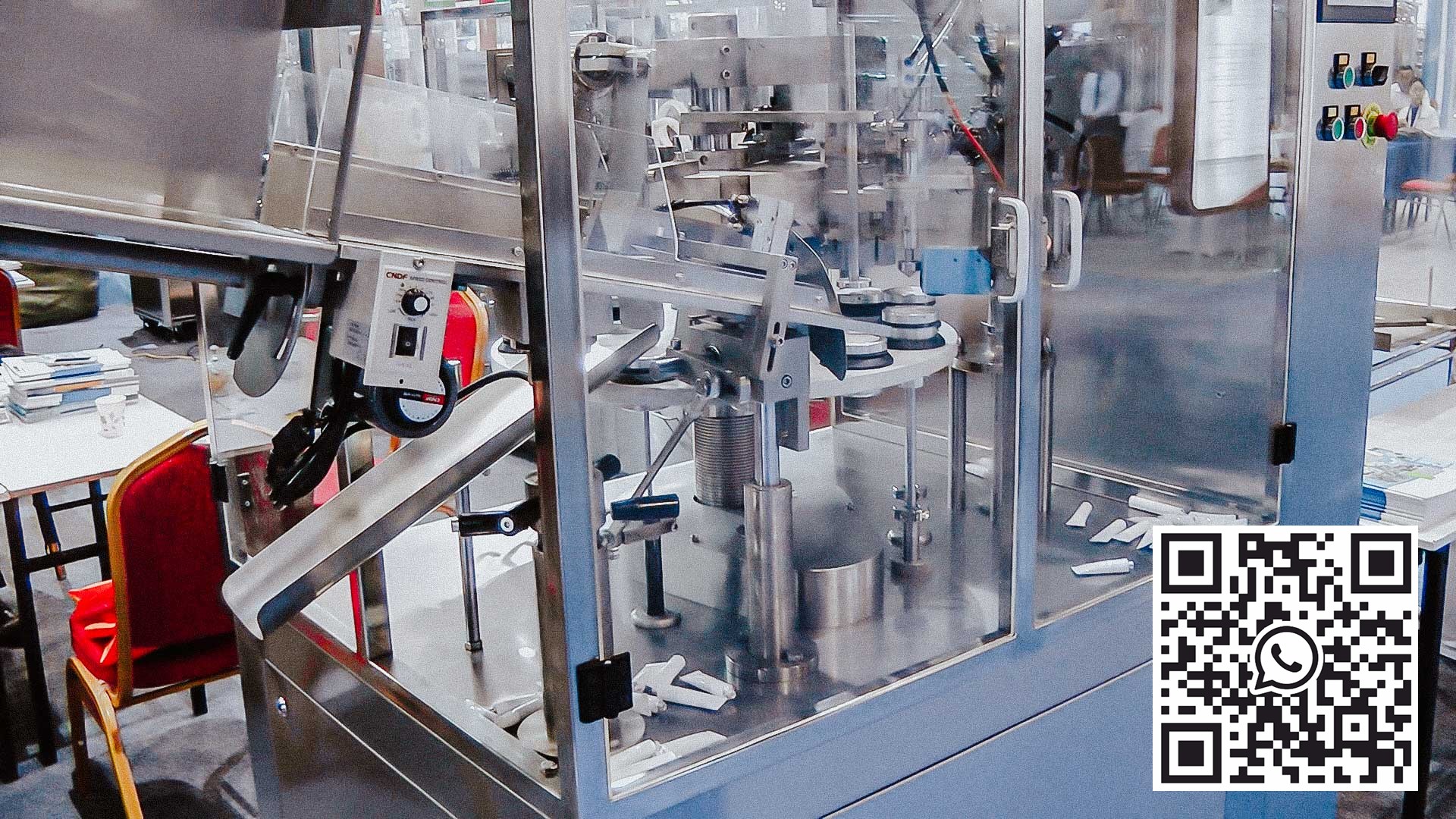 Macchina automatica per il riempimento di tubi di plastica con crema e unguento