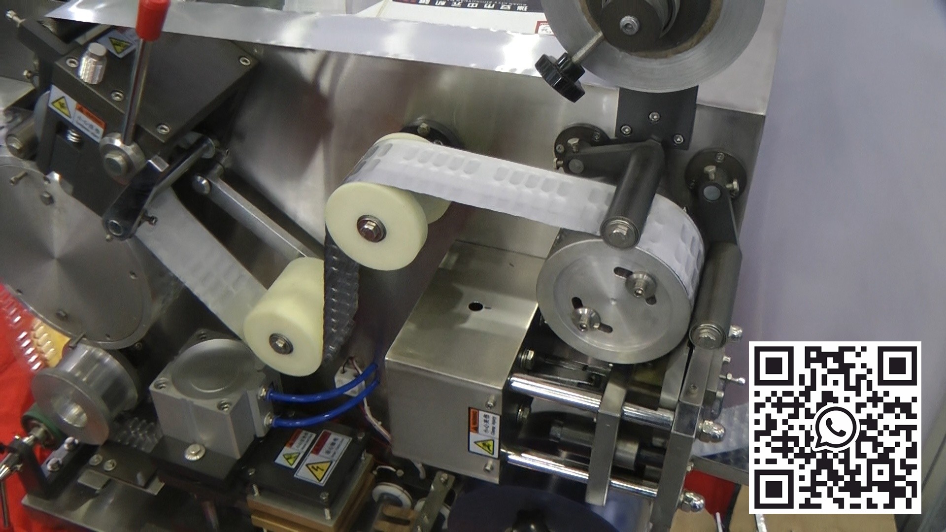 Blisteratrice automatica di piccole dimensioni per il confezionamento di compresse e capsule