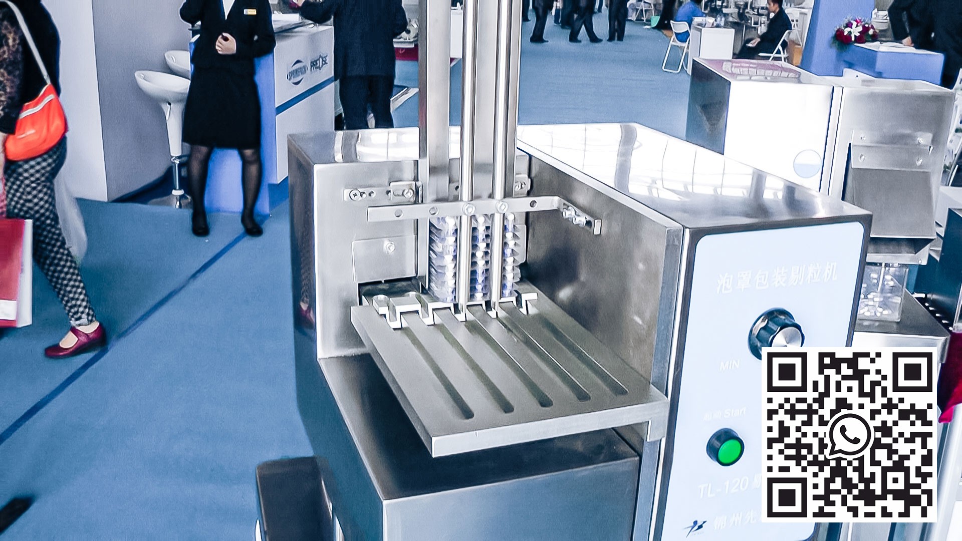 Attrezzatura automatica per la rimozione delle capsule di gelatina dai blister nella produzione farmaceutica