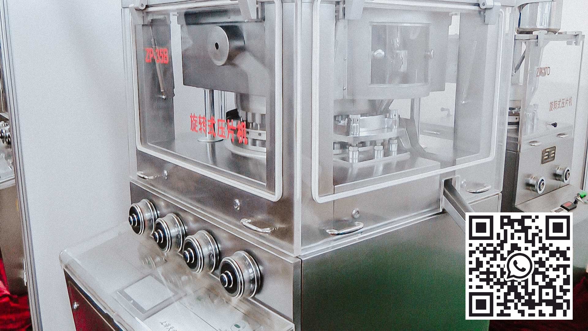 製薬工場での錠剤製造用の自動回転式錠剤プレス