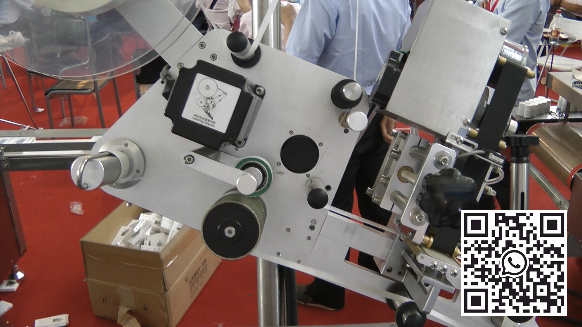 독일 제약 생산의 페니실린 바이알에 자동 라벨링 장비