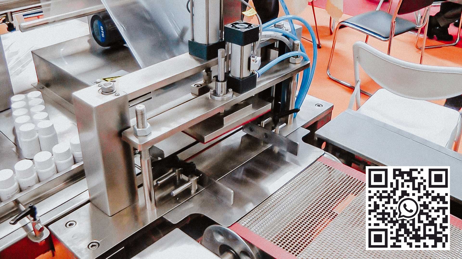 Automatinė įranga, skirta plastikinių butelių grupei apvynioti celofanu