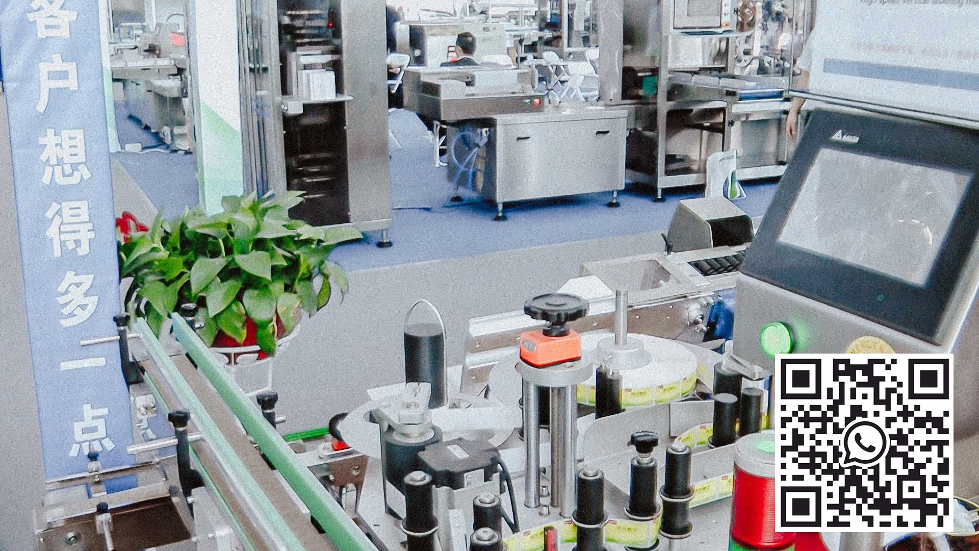 Automatinė etikečių klijavimo etiketė ant butelių