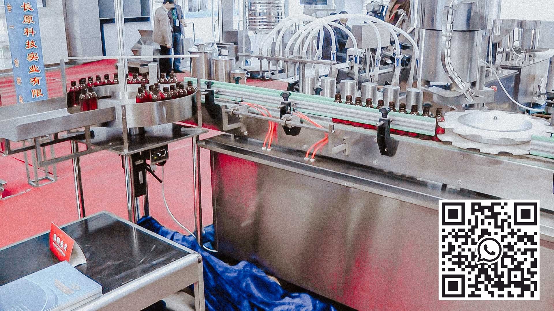 Automatinė skysčių išpilstymo ir uždarymo mašina plastikiniuose buteliuose su užsukamu dangteliu