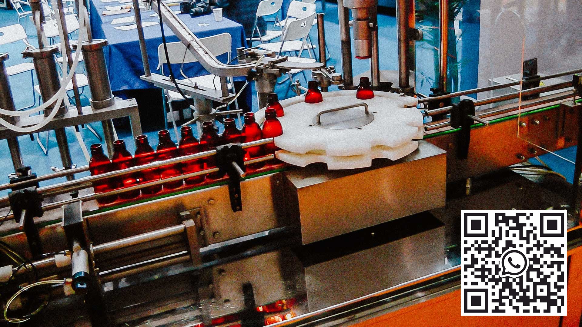 Automatinė plastikinių butelių plastikinių dangtelių išpilstymo ir uždarymo mašina