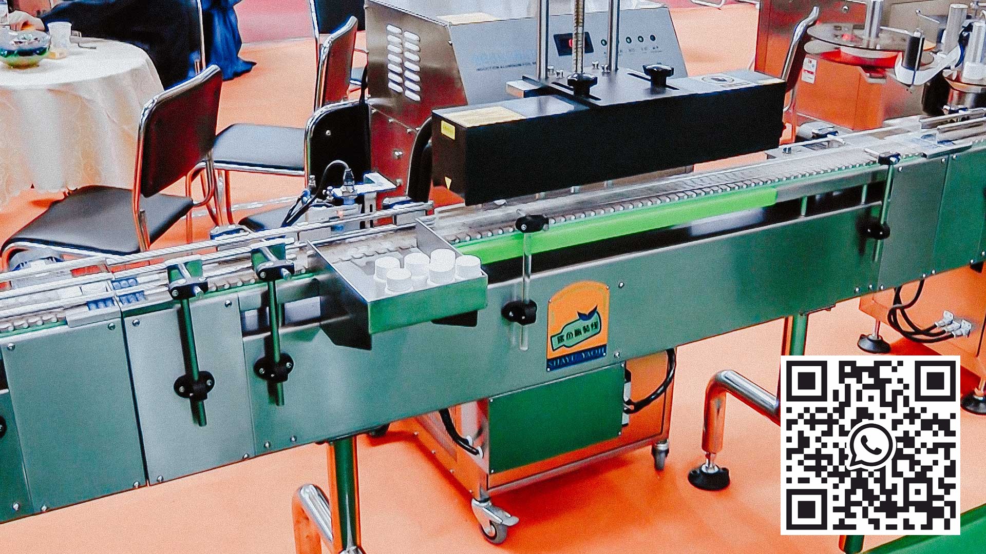 Automatinė tablečių ir kapsulių pakavimo linija plastikiniuose buteliuose dangteliu ir etiketėmis