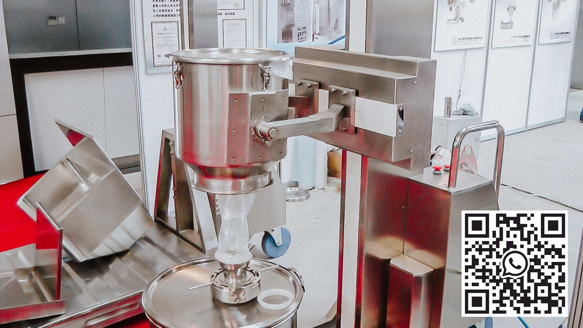Automatinis miltelių talpyklų paėmimo įtaisas farmacijos vaistų gamyboje