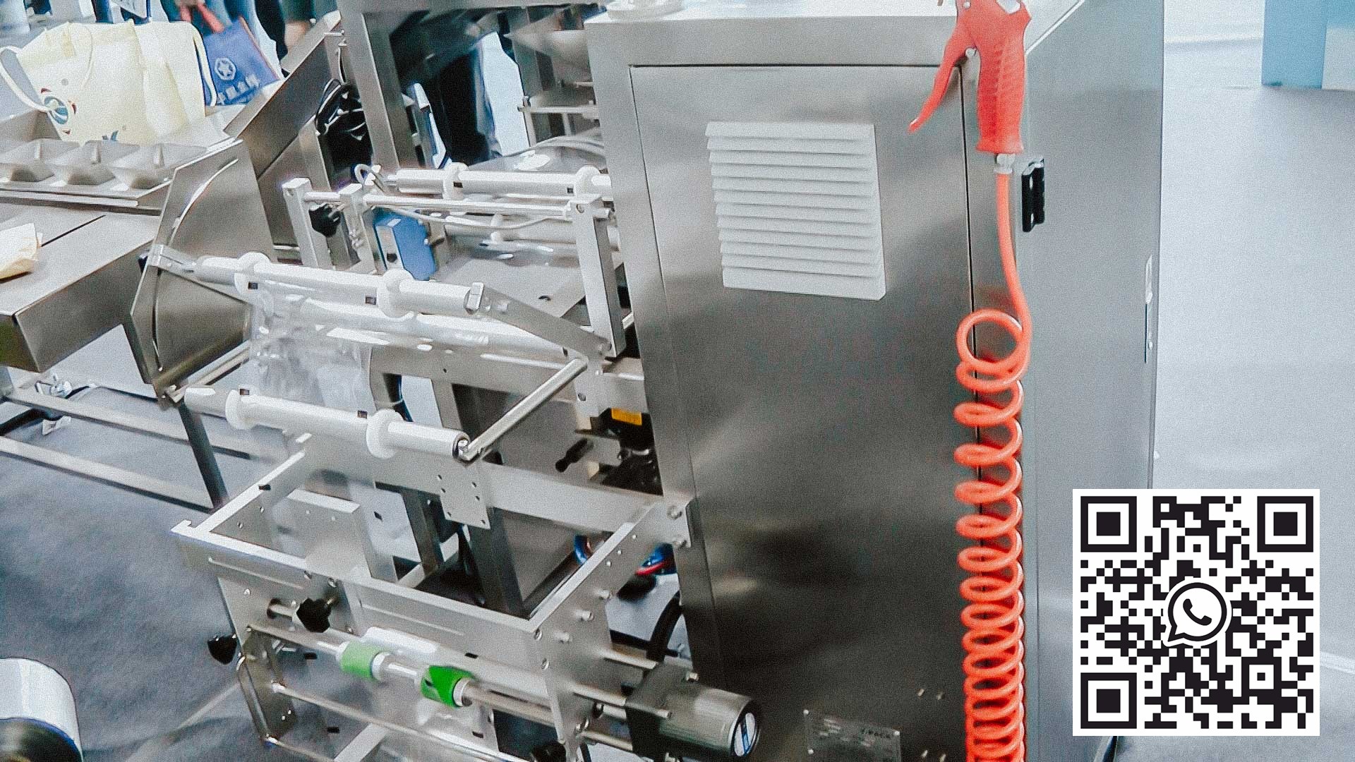 Puodelių konvejeris ir automatinė bulvių skiltelių pakavimo mašina plastikiniuose maišeliuose