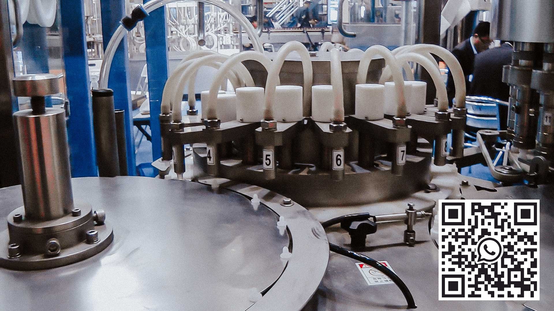 Įranga, skirta purškiamam buteliui automatiškai išpilstyti į butelius ir uždaryti skysčiu