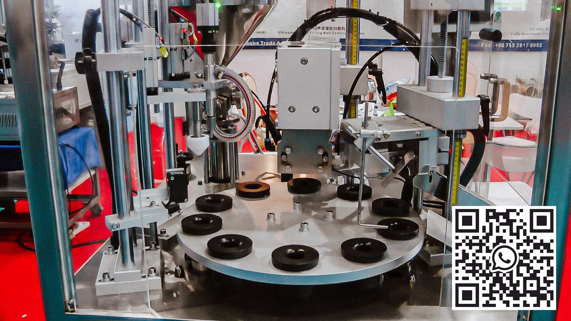 Įranga kremui užpildyti ir užsandarinti plastikiniuose vamzdeliuose