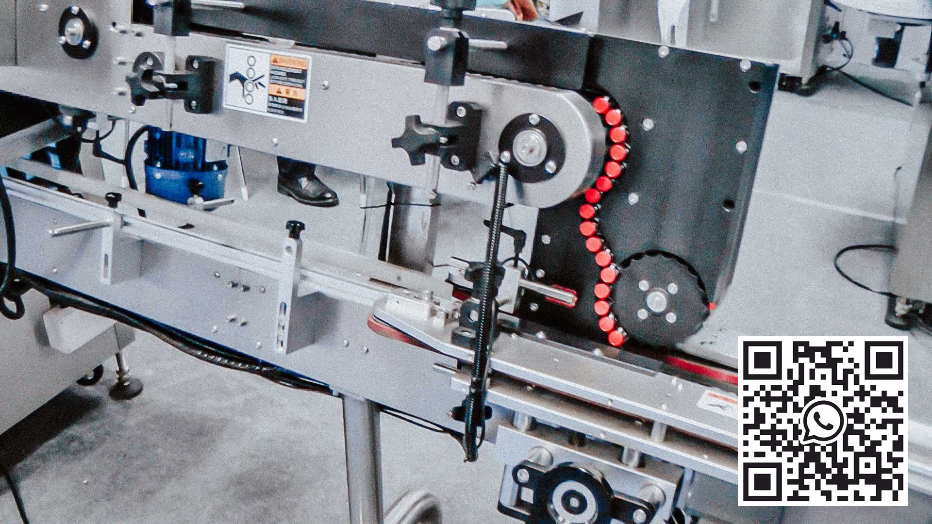 Įranga penicilino buteliams po 10 vienetų pakuoti į plastikinį indą