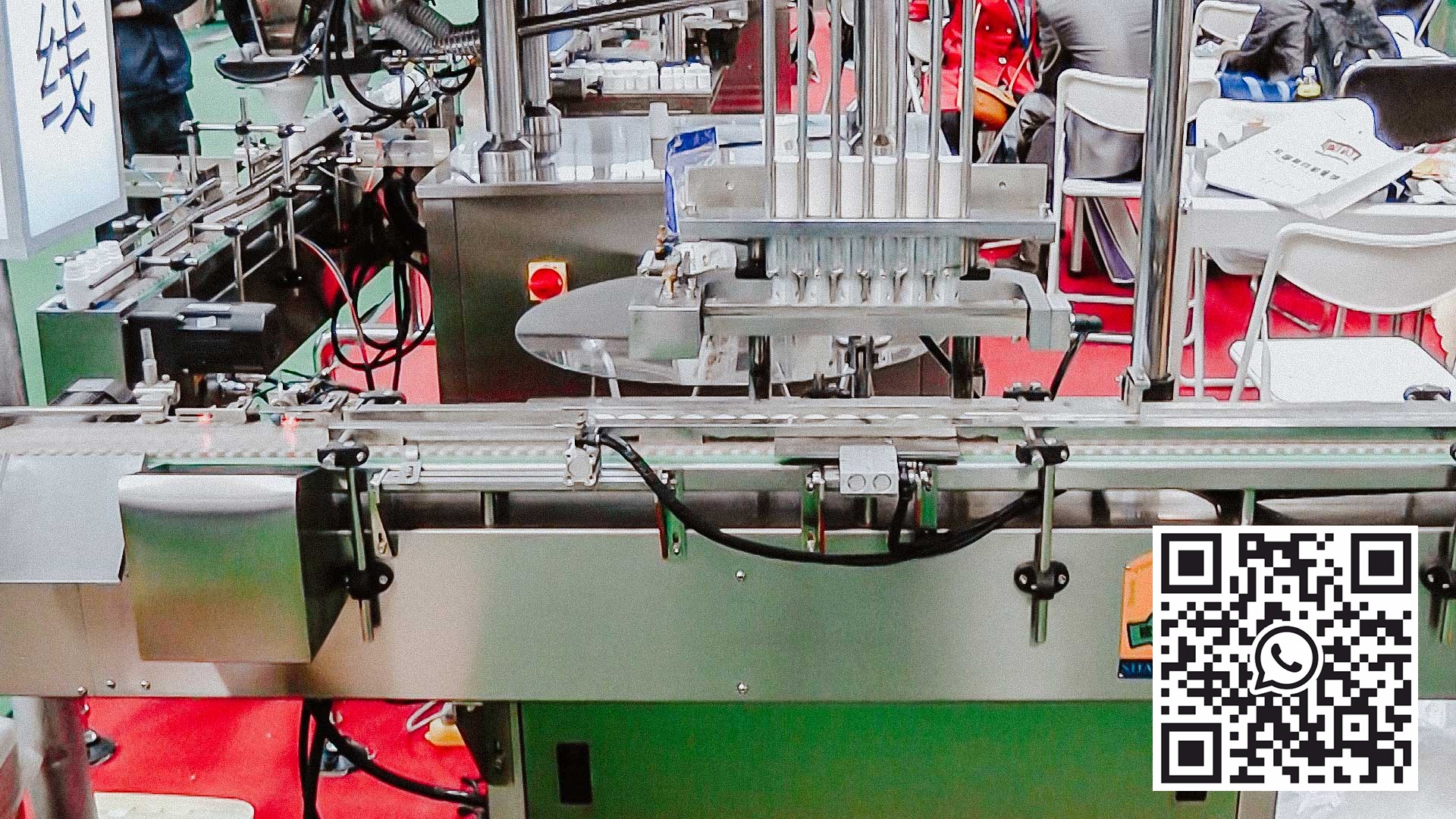 Farmacinė įranga, skirta automatiškai supakuoti tabletes ir kapsules su vaistais plastikiniuose buteliuose