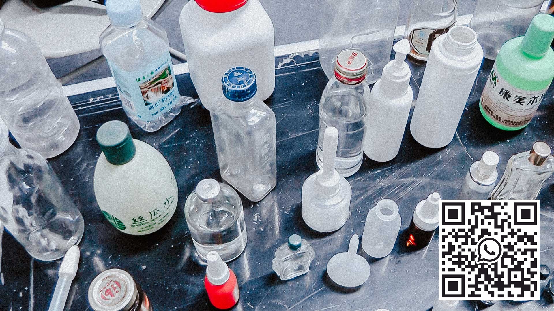 Įvairūs stiklinių ir plastikinių butelių pavyzdžiai, skirti užpildyti ir užsikimšti