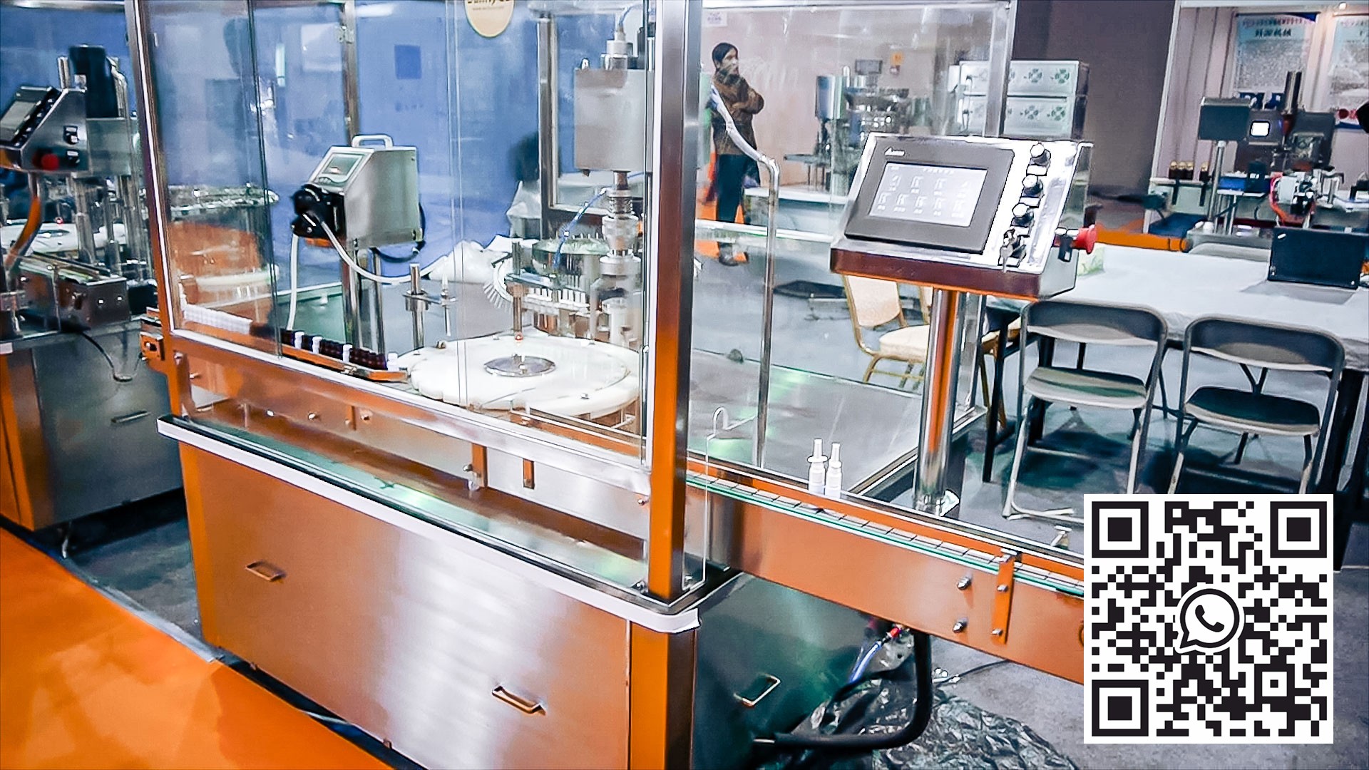 Automatinė plastikinių butelių išpilstymo ir uždarymo įranga