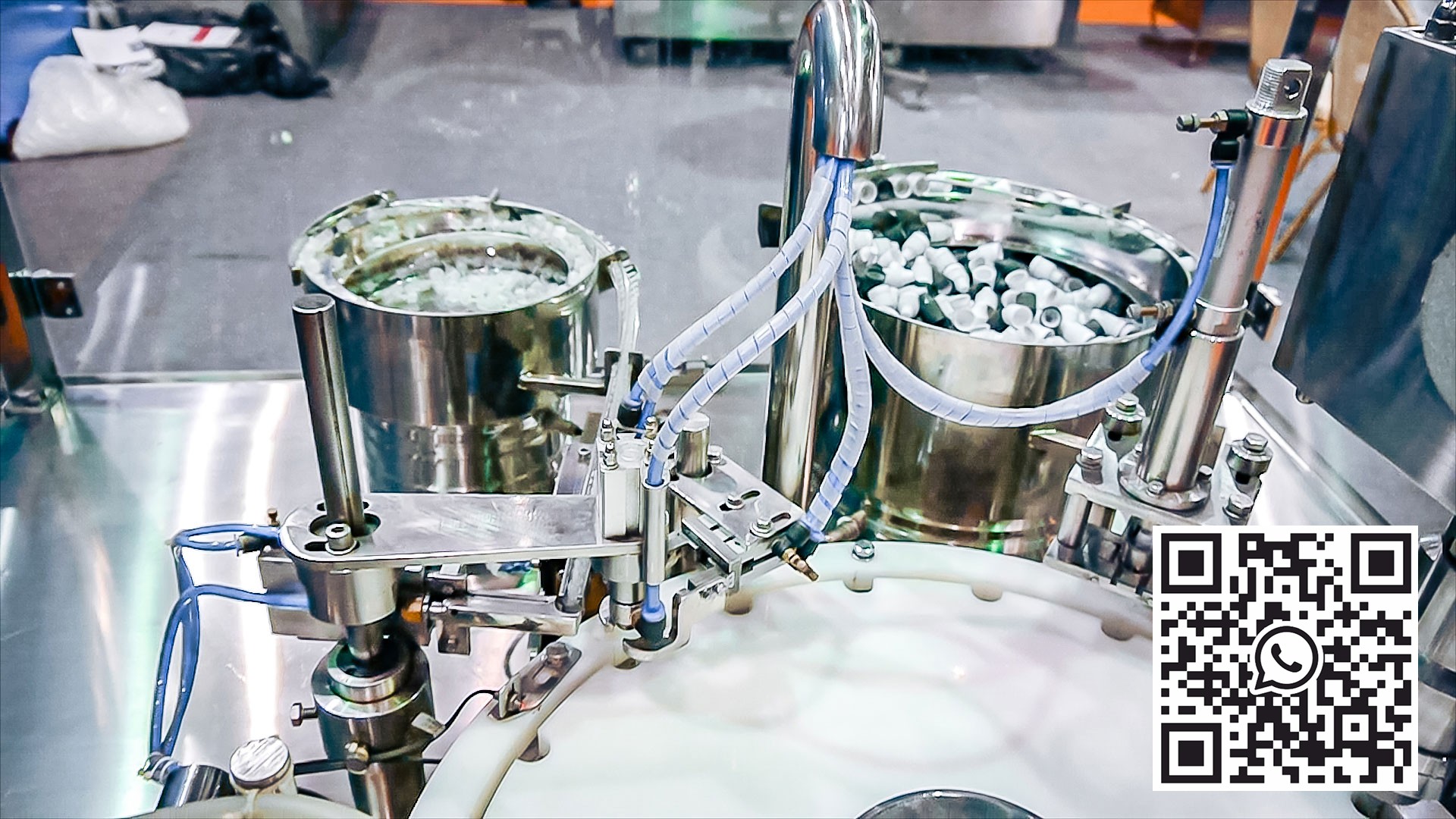 Automatinė plastikinių butelių su purškimo antgaliais išpilstymo ir uždarymo įranga
