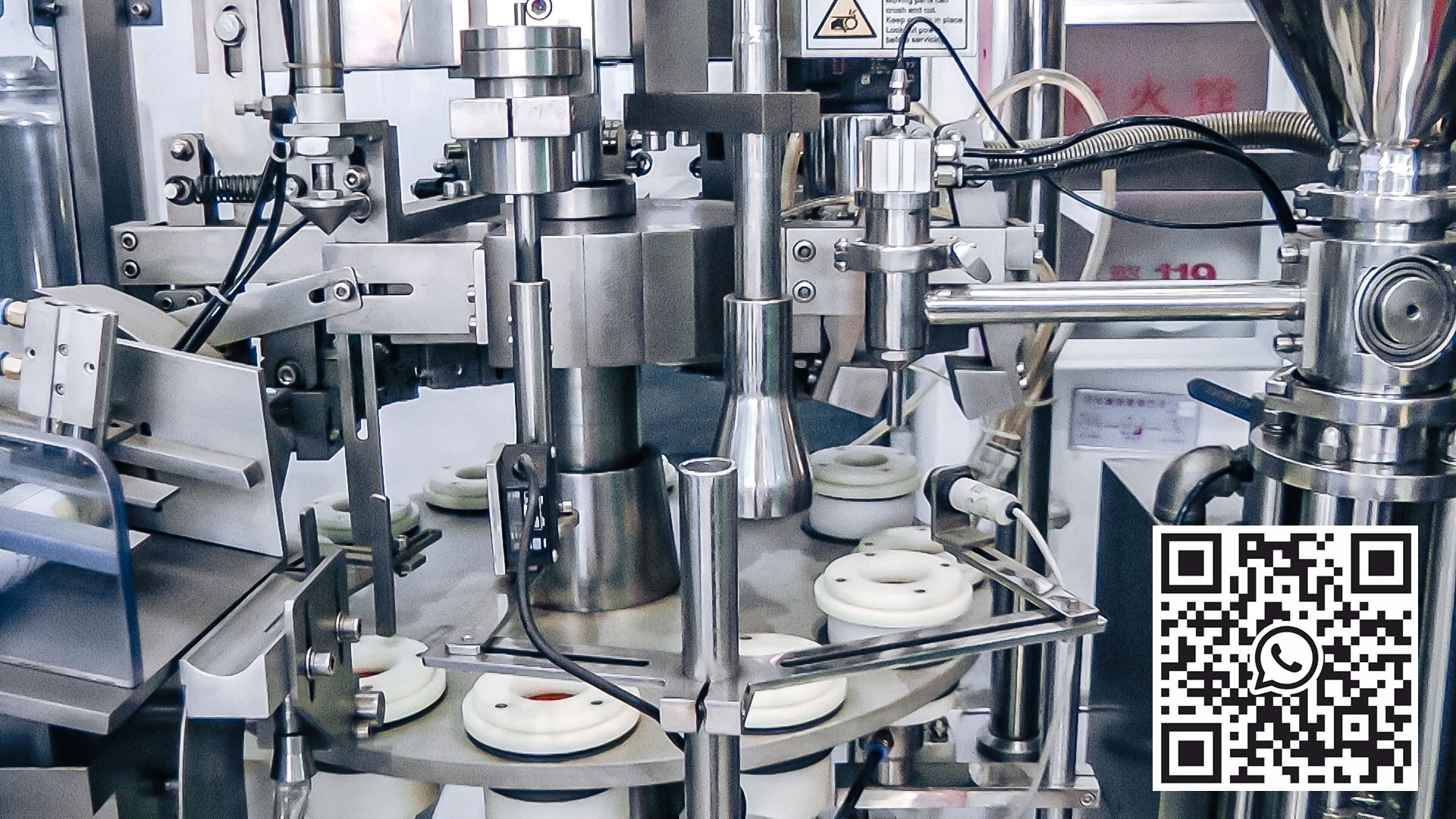 Automatinė įranga kremui ir tepalui užpildyti farmacijos gamybos plastikiniuose vamzdeliuose