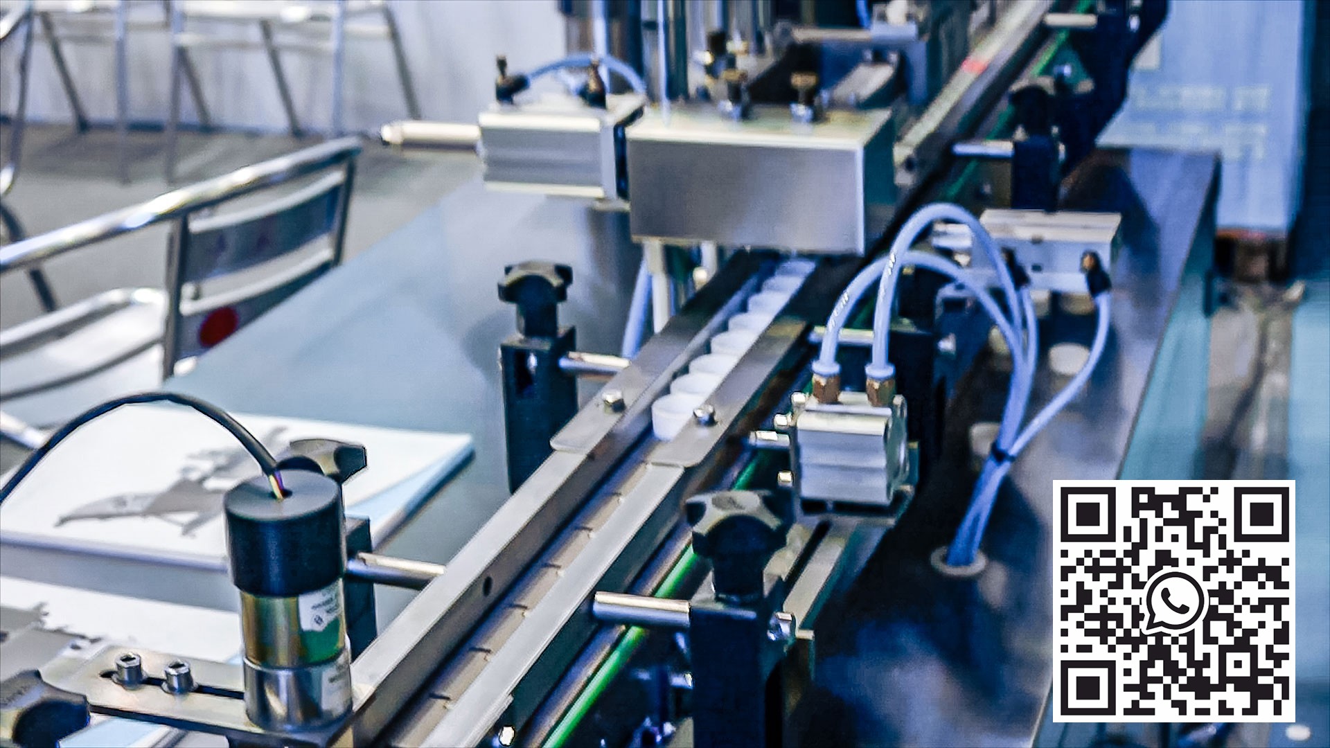 Automatinė įranga aliuminio membranai montuoti į plastikinius dangtelius