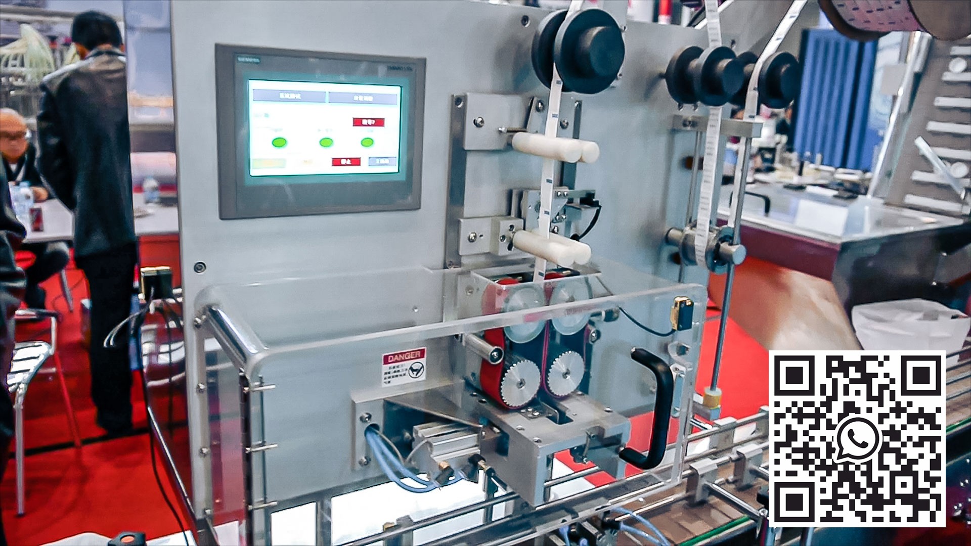 Automatinė plastikinio butelio dangtelio užsukimo įranga
