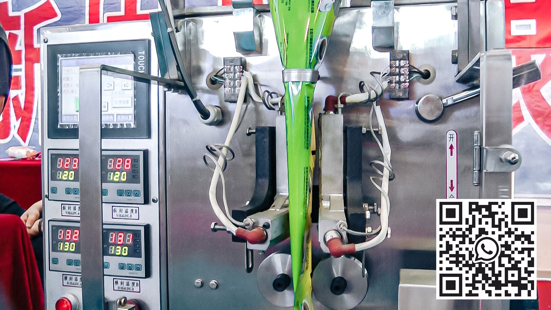 Automatinė miltelių pakavimo ir pakavimo į plastikinį pakelį įranga farmacijos gamyboje