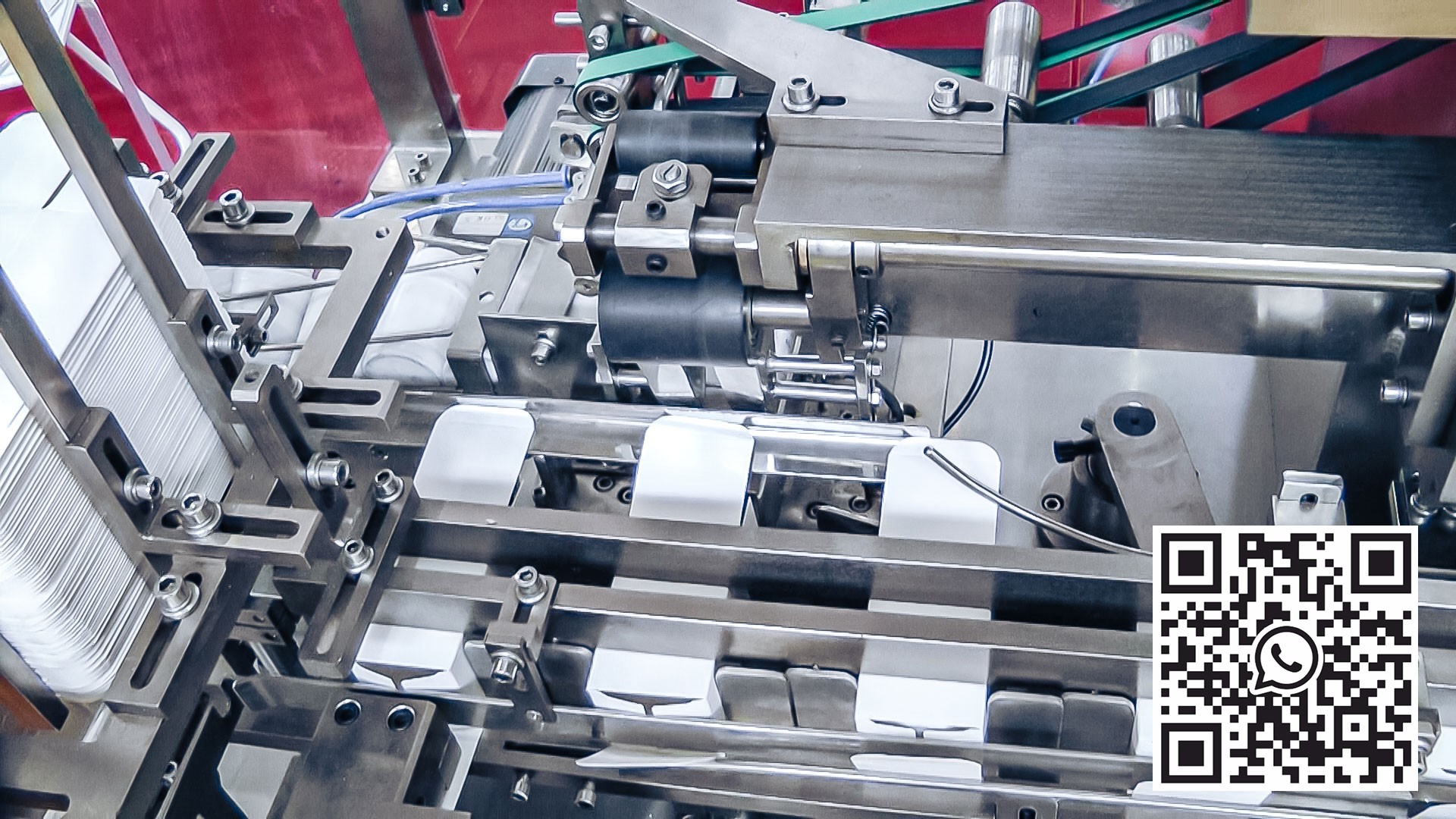 Automatinė plastikinių butelių pakavimo į kartonines dėžes įranga farmacijos gamyboje