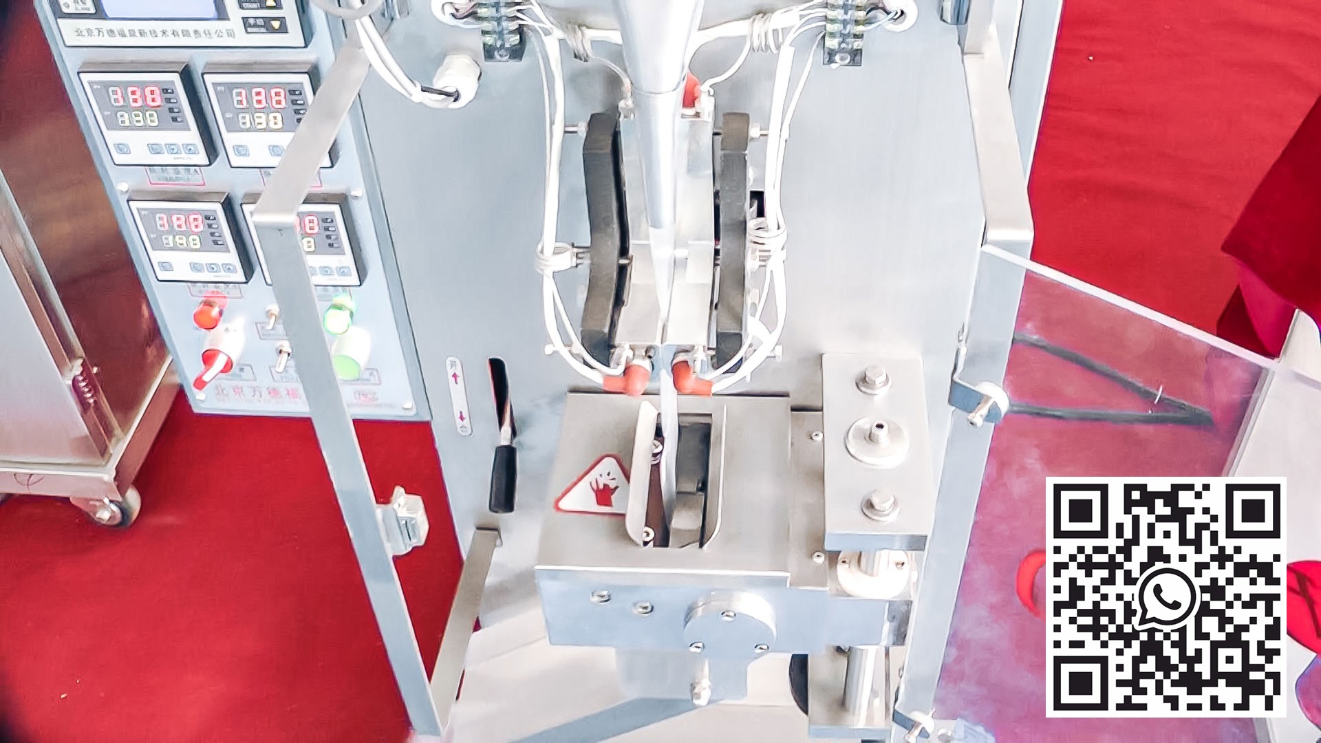 Automatinė įranga miltelių pakavimui į plastikinių maišelių pagalvę farmacijos gamyboje
