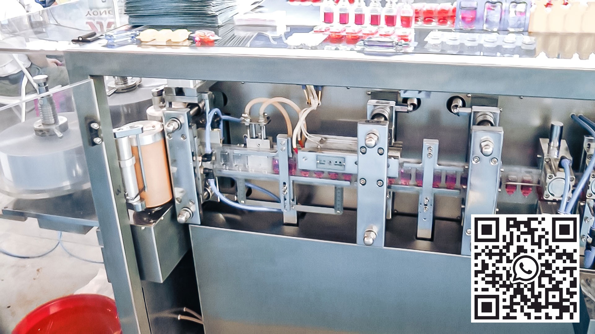 Automatinė įranga plastikinių ampulių su skysčiu gamybai farmacijos gamyboje