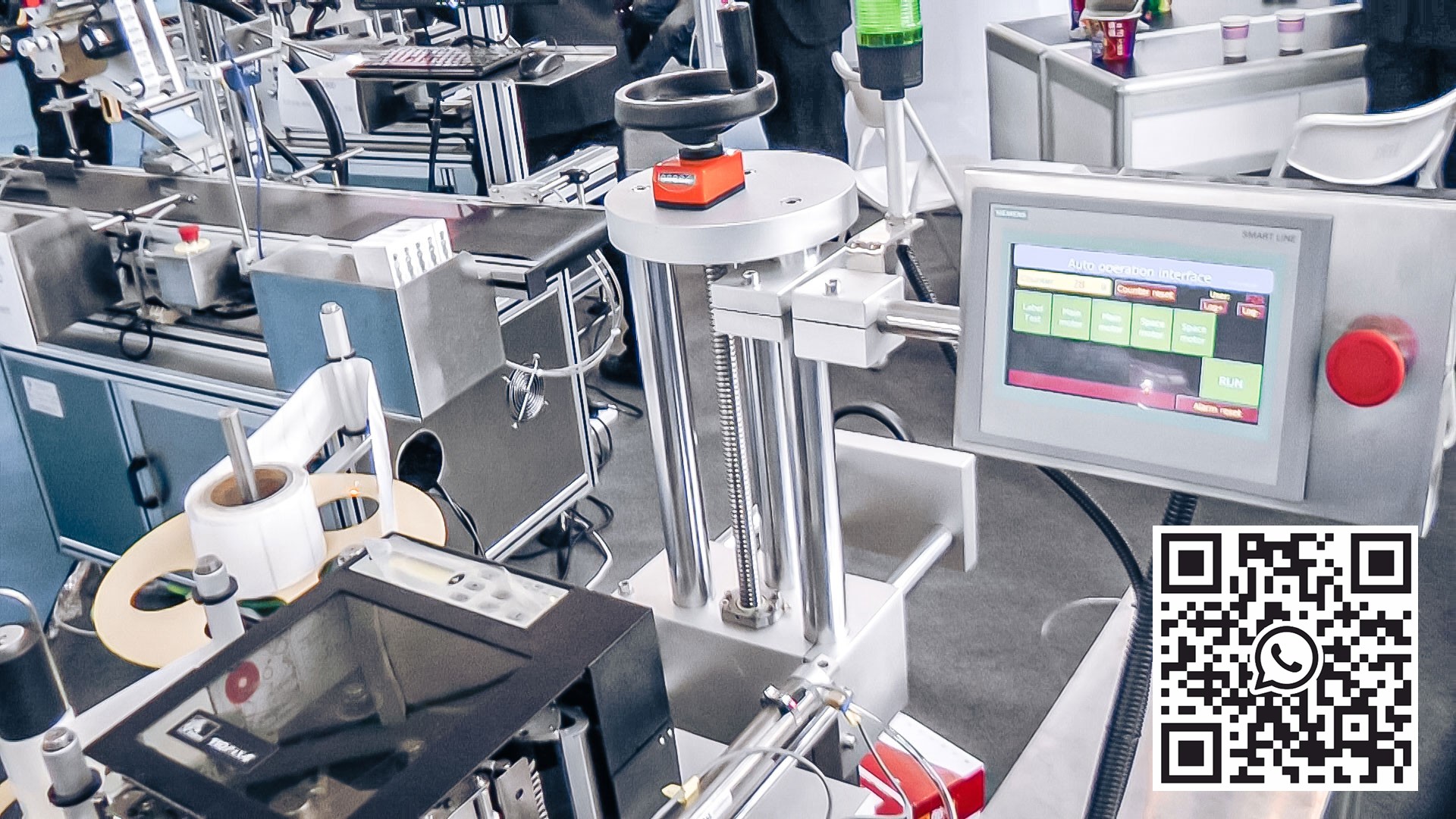Automatinė įranga lipnioms etiketėms klijuoti ant farmacijos produktų butelių