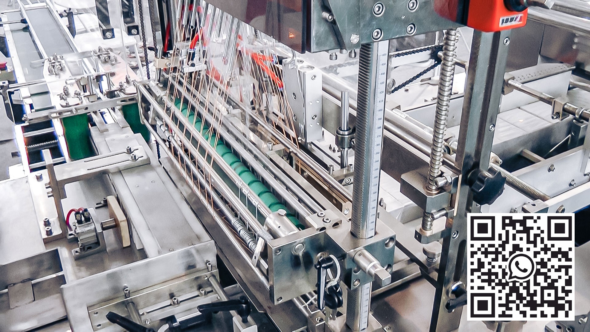 Automatinės įrangos pakavimas celofano plėvele farmacijos gamyboje