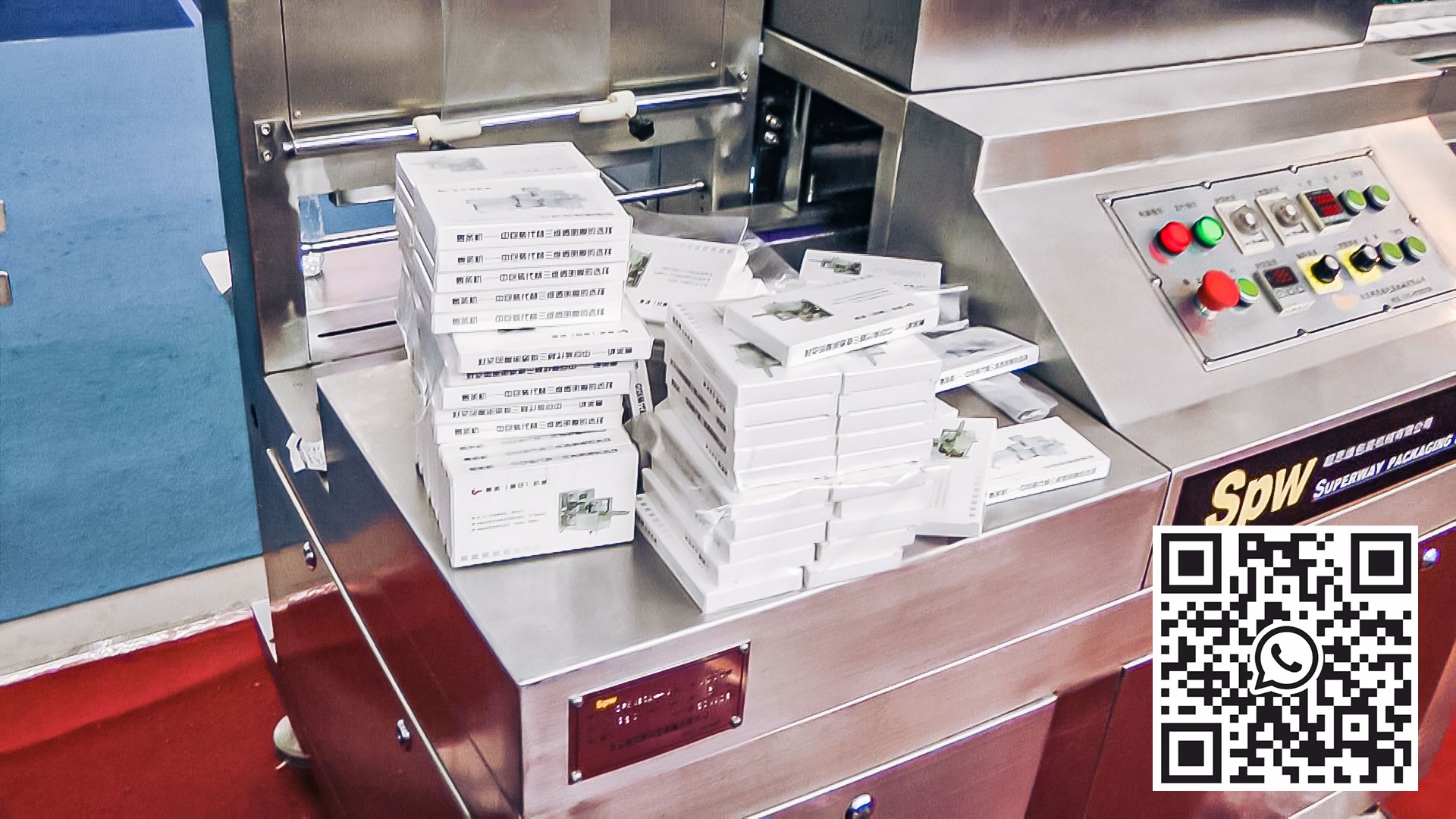 Automatinė plastikinių butelių pakuotė celofane farmacijos gamyboje