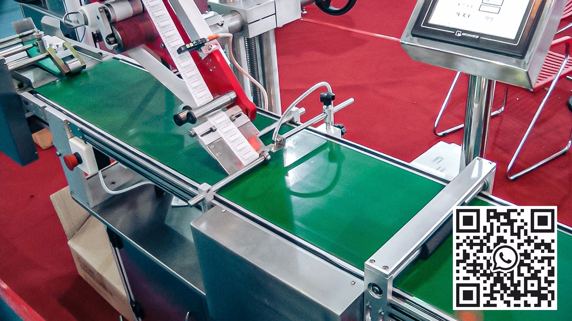 Automatinė įranga lipnioms etiketėms klijuoti ant farmacijos produktų dėžučių