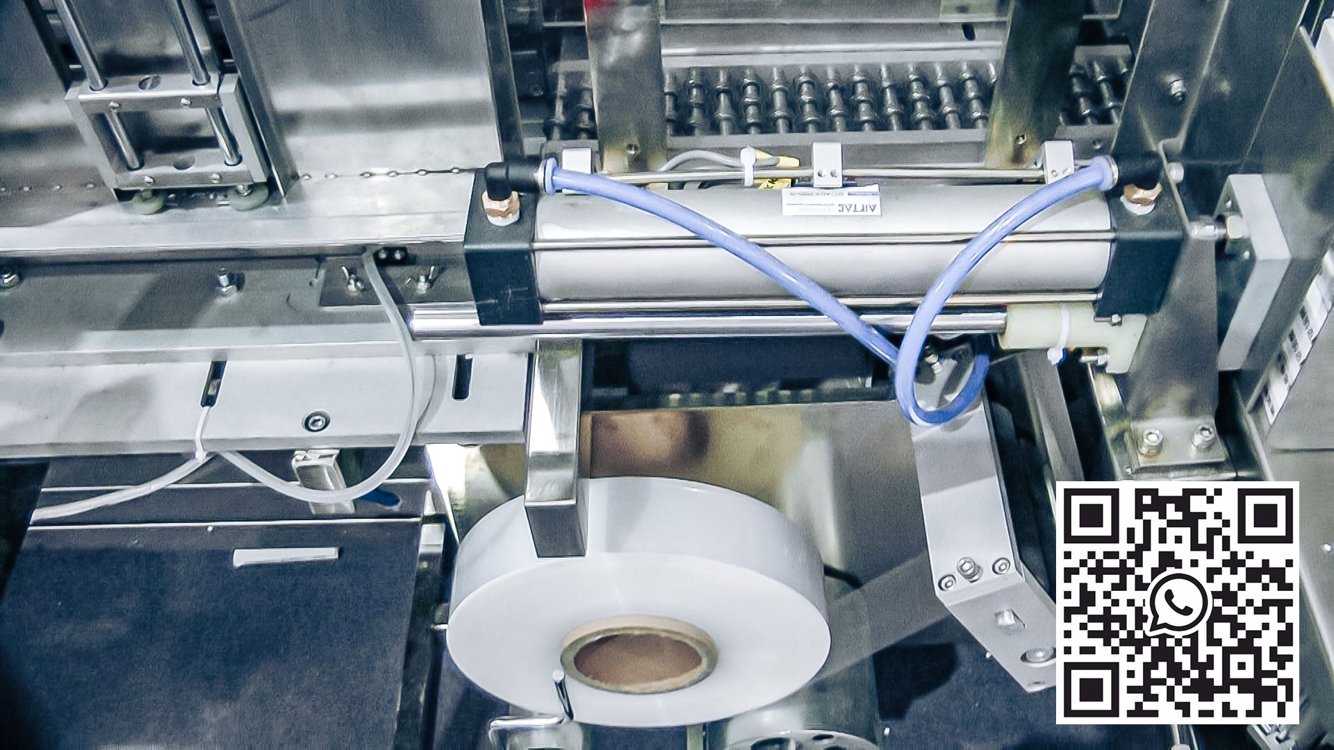 Automatinė pakavimo įranga - kartoninės dėžės celofano plėvelėje - farmacijos gamyboje Slovėnijoje