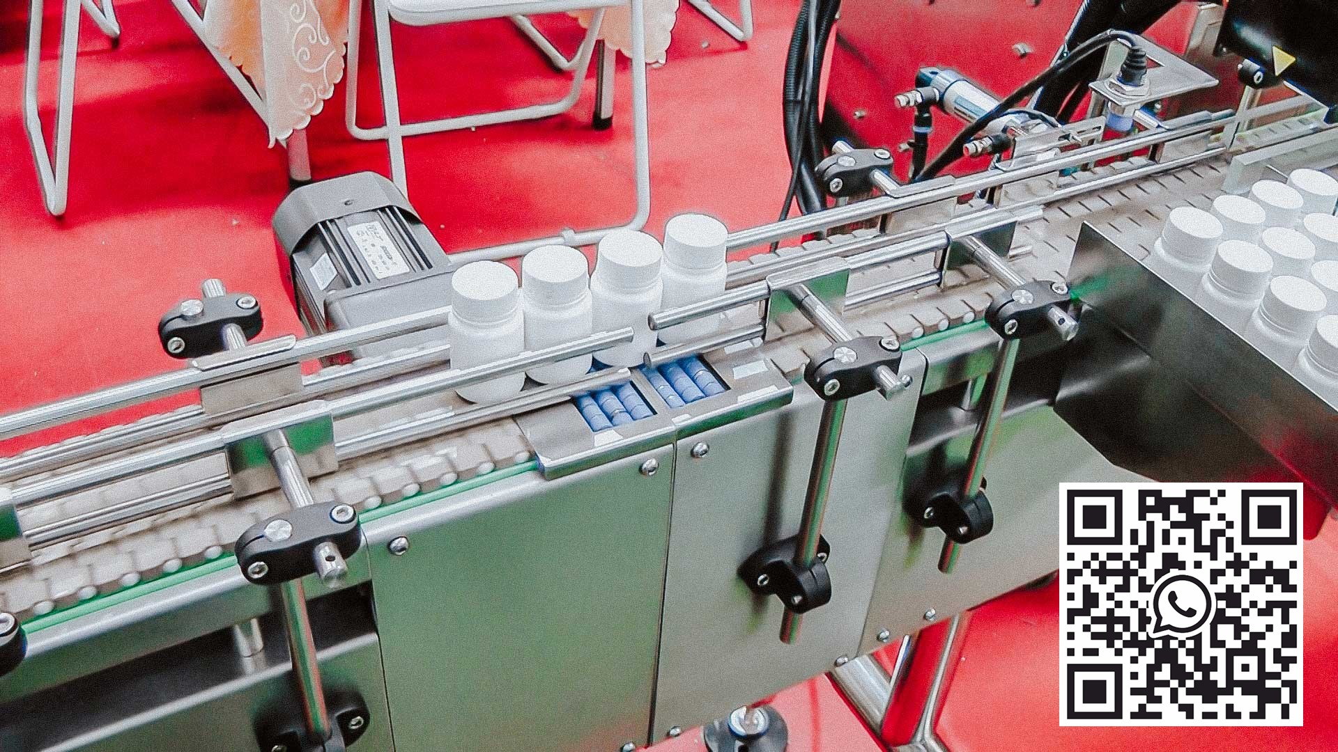 Mesin las induksi membran automatik pada leher botol plastik dengan tali sawat