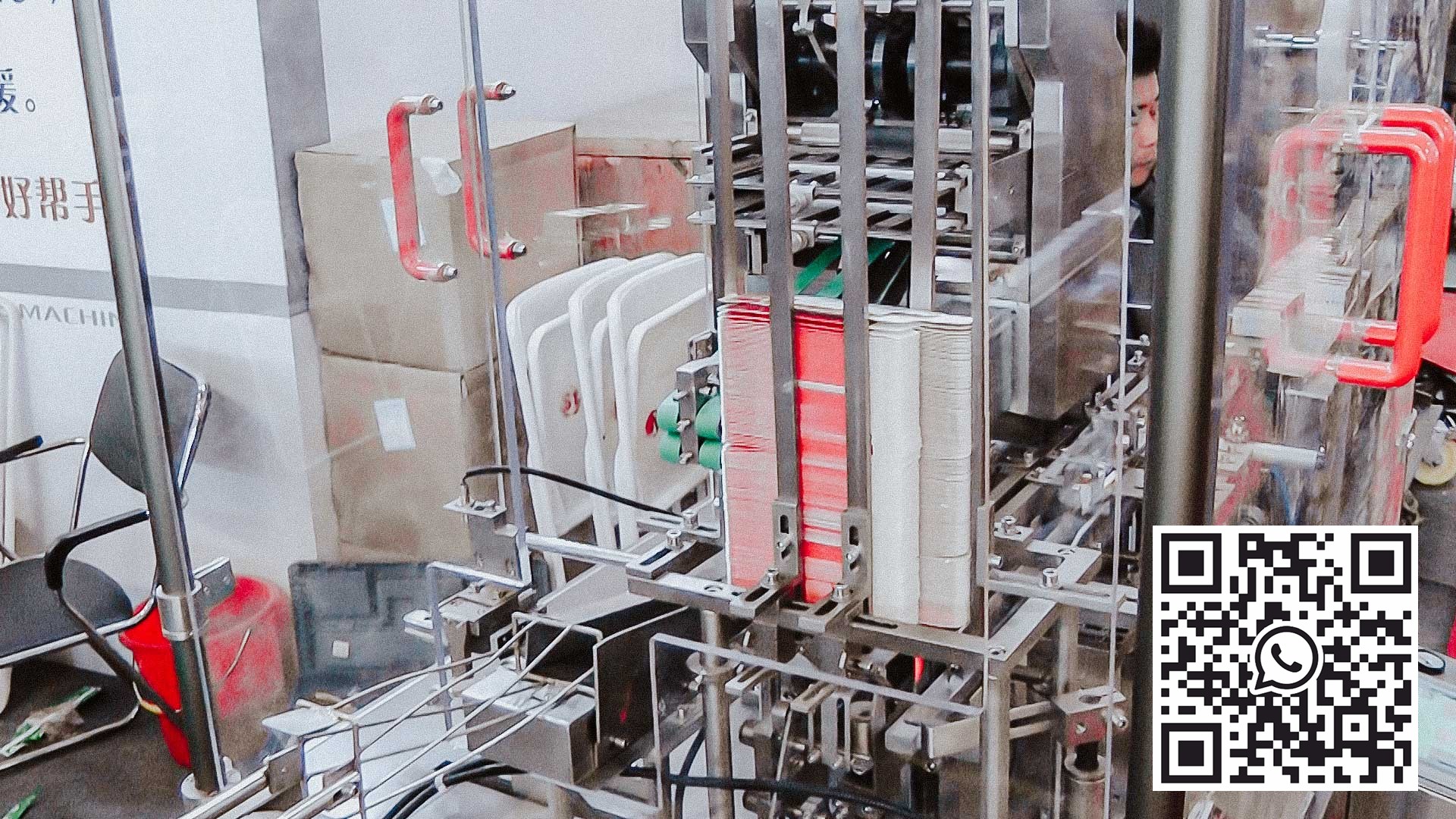 Automatisk pappmaskin for emballering av blemmer med tabletter i esker