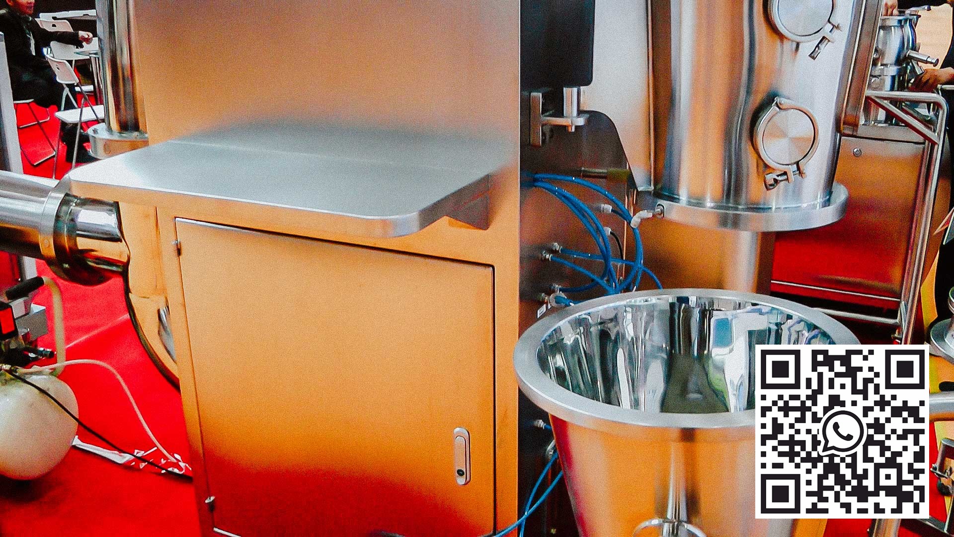 Automatisk tørke- og granuleringsmaskin i et fluidisert sjikt av farmasøytiske råvarer