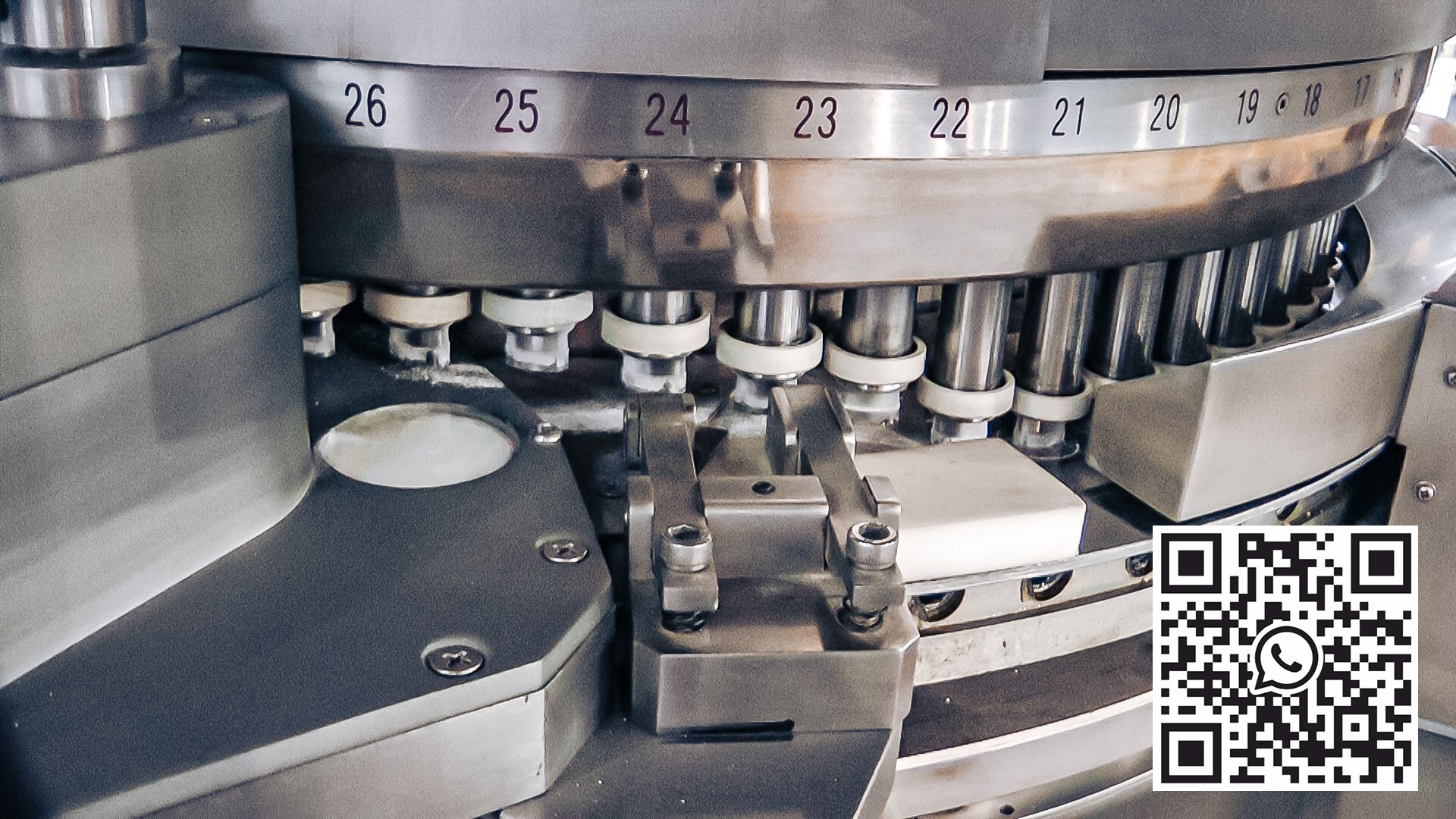 Automatisk utstyr for pulverpressing til tabletter i farmasøytisk produksjon