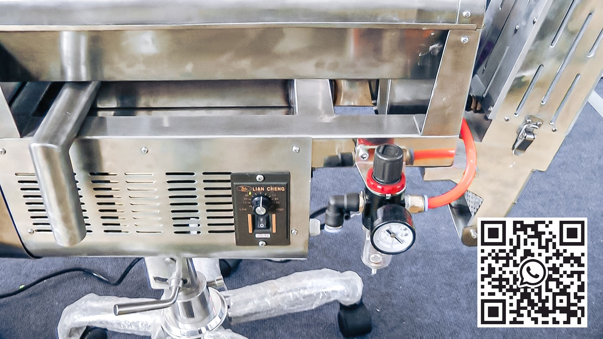 Automatisk utstyr for å fjerne støv og sjekke piller i farmasøytisk produksjon