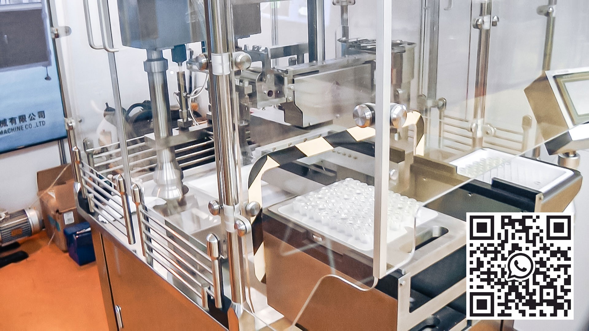 Automatisk utstyr for fylling og lukking av penicillinflasker i farmasøytisk produksjon