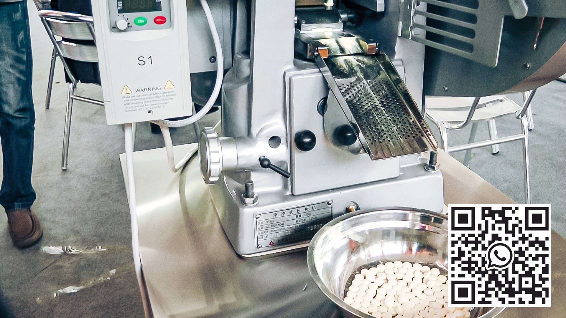 Automatisk utstyr for pressing av laboratorietabletter i farmasøytisk produksjon