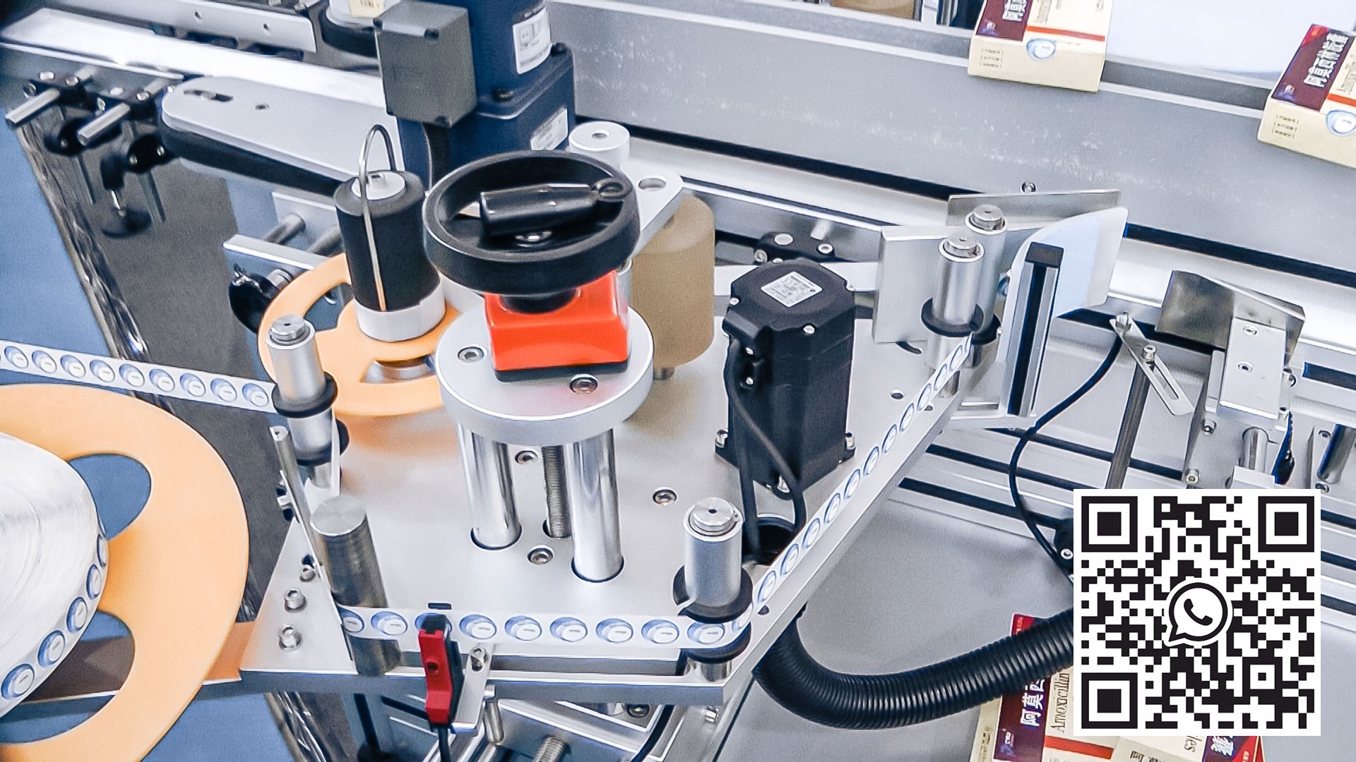 Automatisk utstyr for å klebe selvklebende etiketter på pappesker av farmasøytisk produksjon
