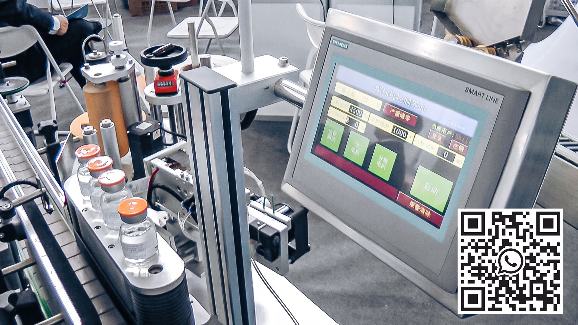 Automatisk utstyr for å klebe selvklebende etiketter på hetteglass med penicillin for farmasøytisk produksjon