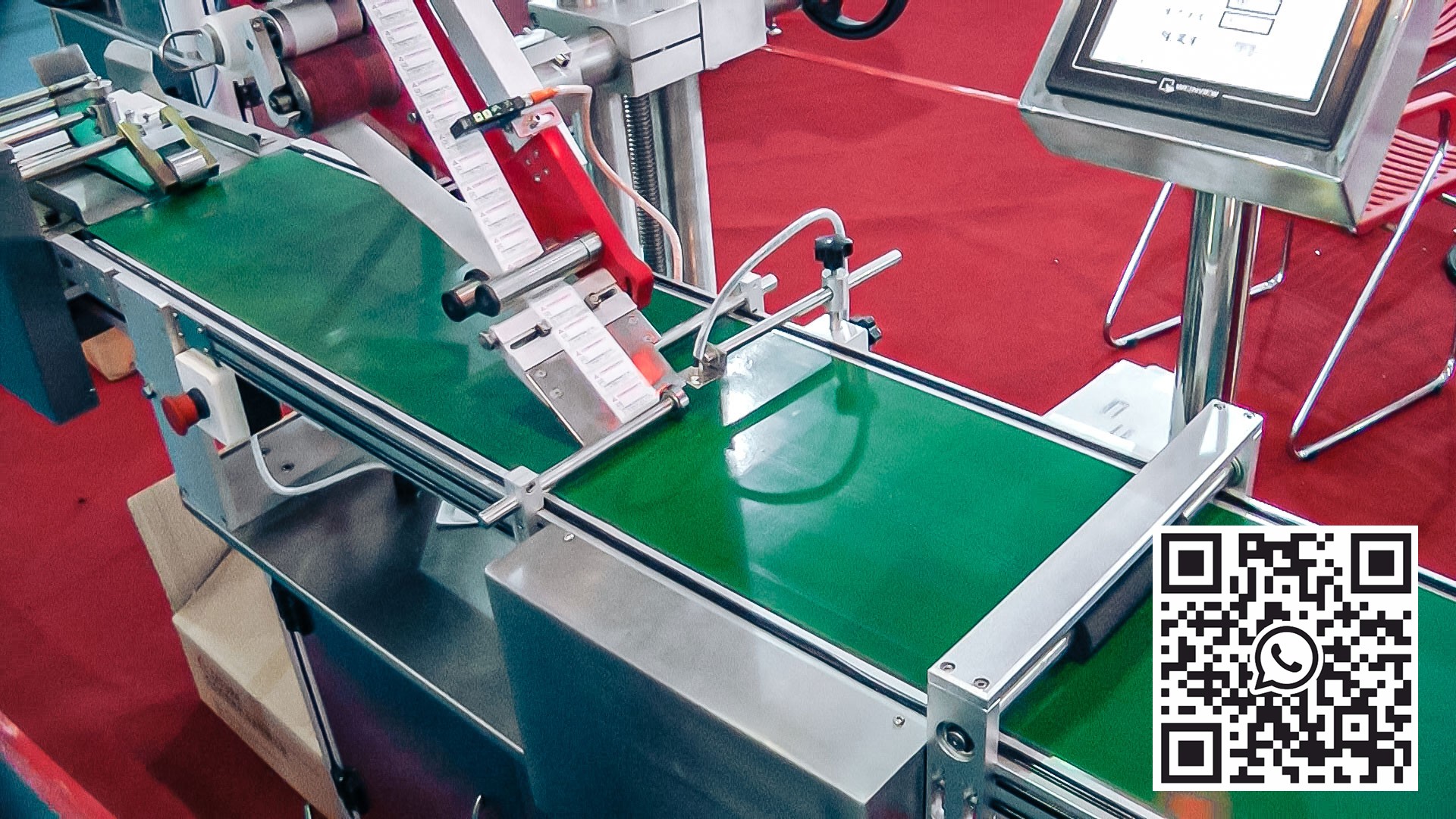 Automatisk utstyr for å feste selvklebende etiketter til esker i farmasøytisk produksjon