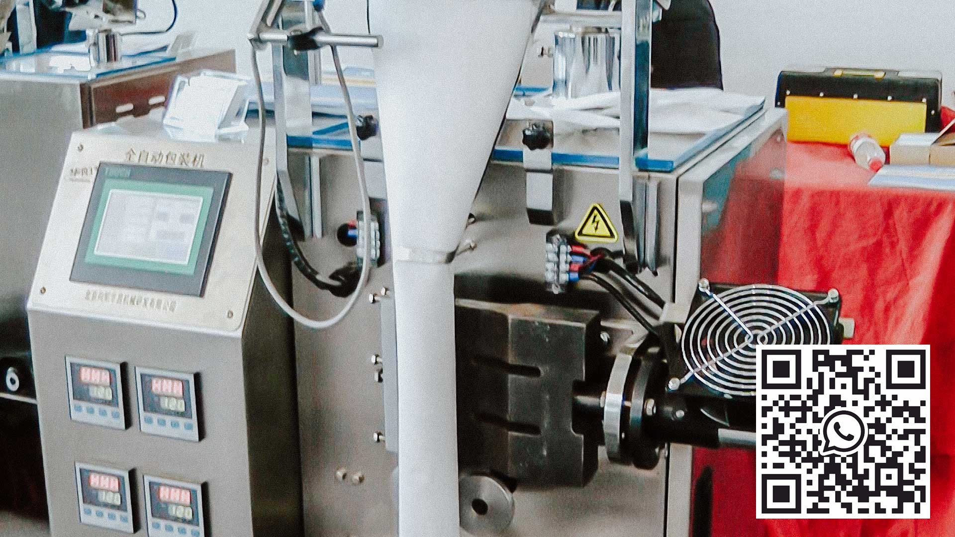Automatyczna maszyna pakująca do pakowania proszków i granulek w materiał filtrujący w poduszkach