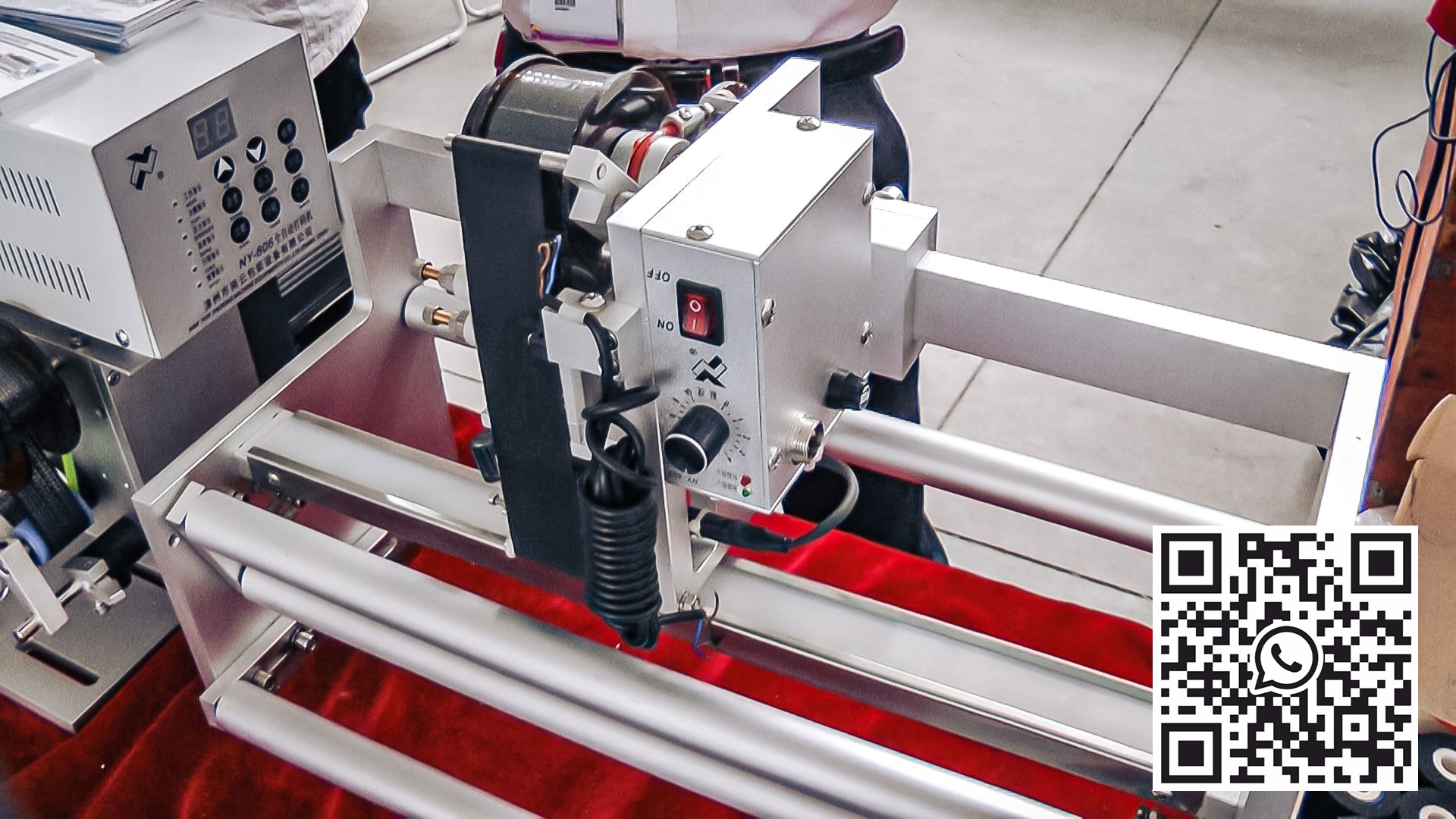 Automatyczny sprzęt drukujący datę ważności i datę na opakowaniach w produkcji farmaceutycznej