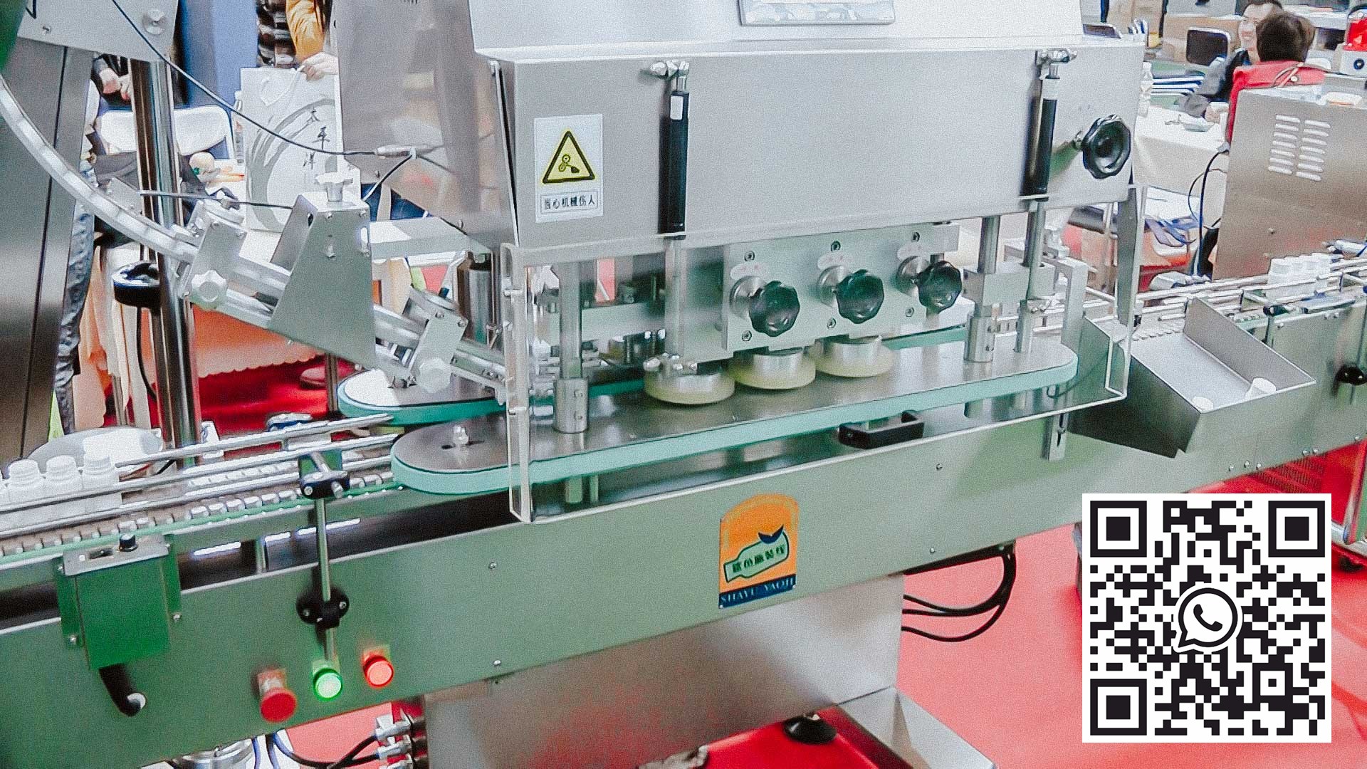 Linha automática para enchimento de garrafas plásticas e fechamento com tampas plásticas